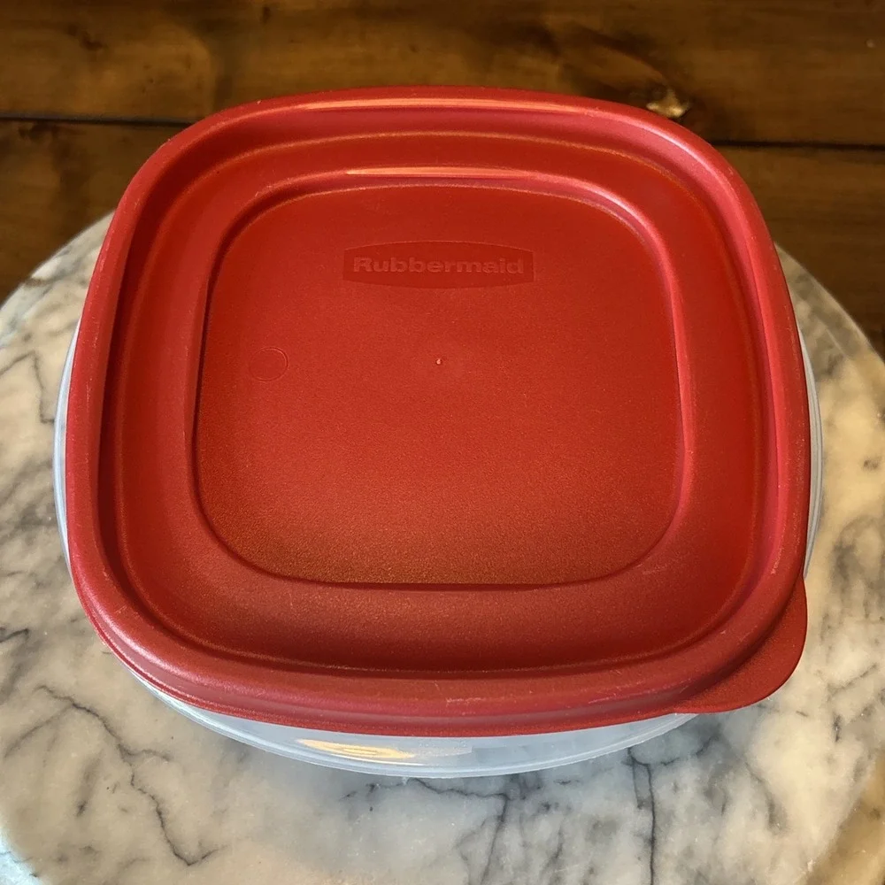 Rubbermaid 5 Cup Container 7J62 With Easy Find Red Snap Lid BPA Free